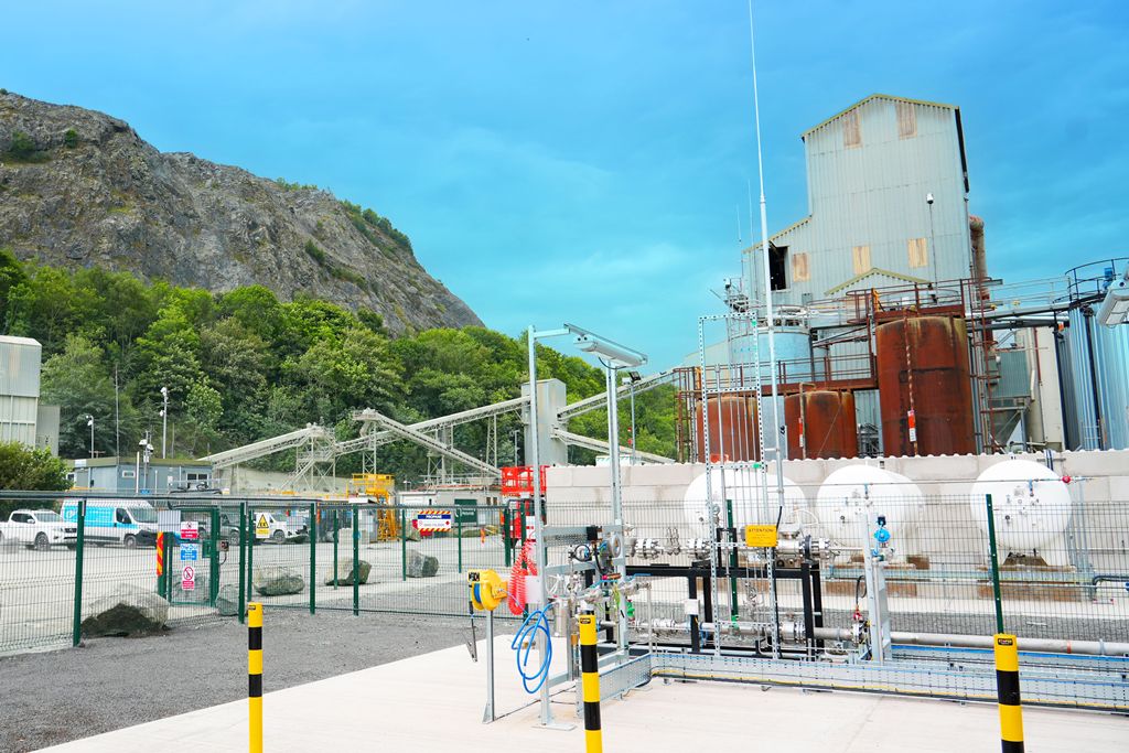 Welsh quarry produces UK’s first hydrogen-fuelled asphalt