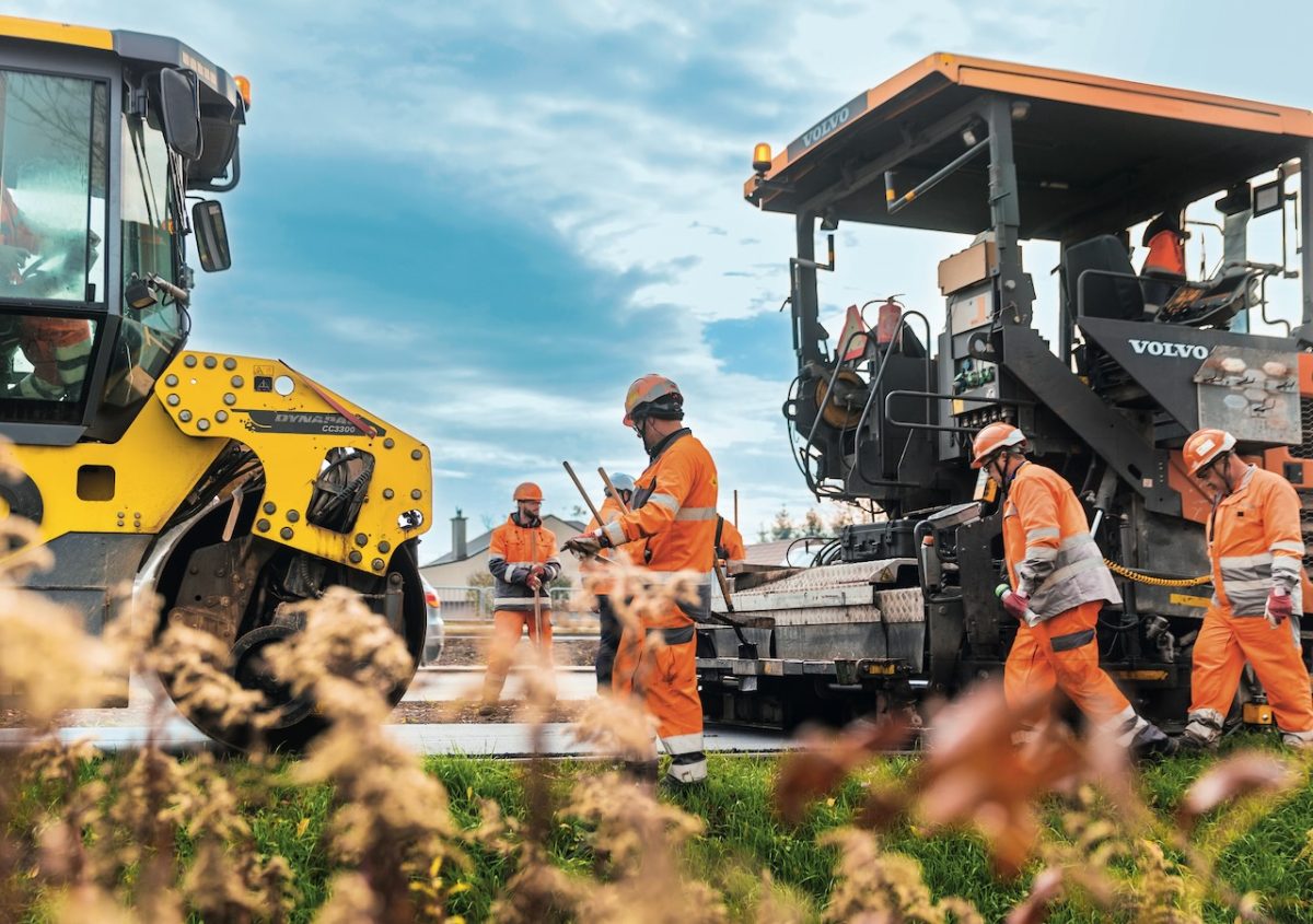 Bouygues plans 30,000 hires